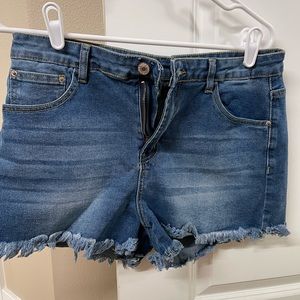 Size L NWT jean short.